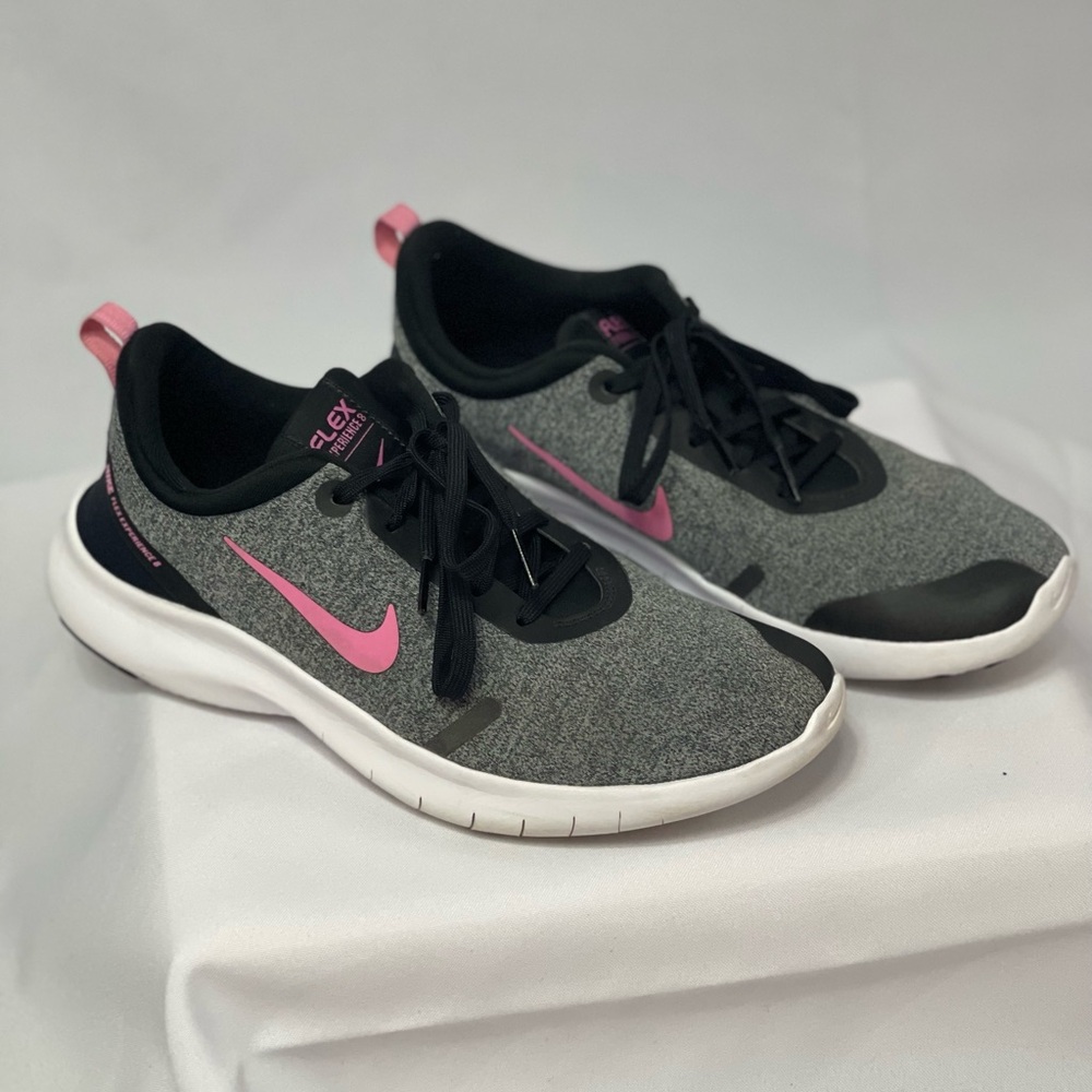 Like new women’s Nike althetic shoes